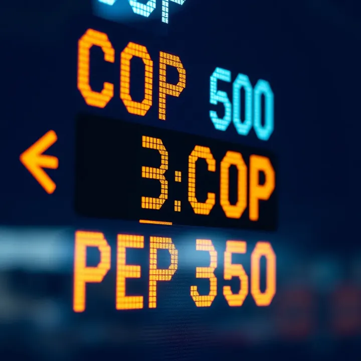 Close-up of a digital currency exchange rate display showing CRC to COP rates